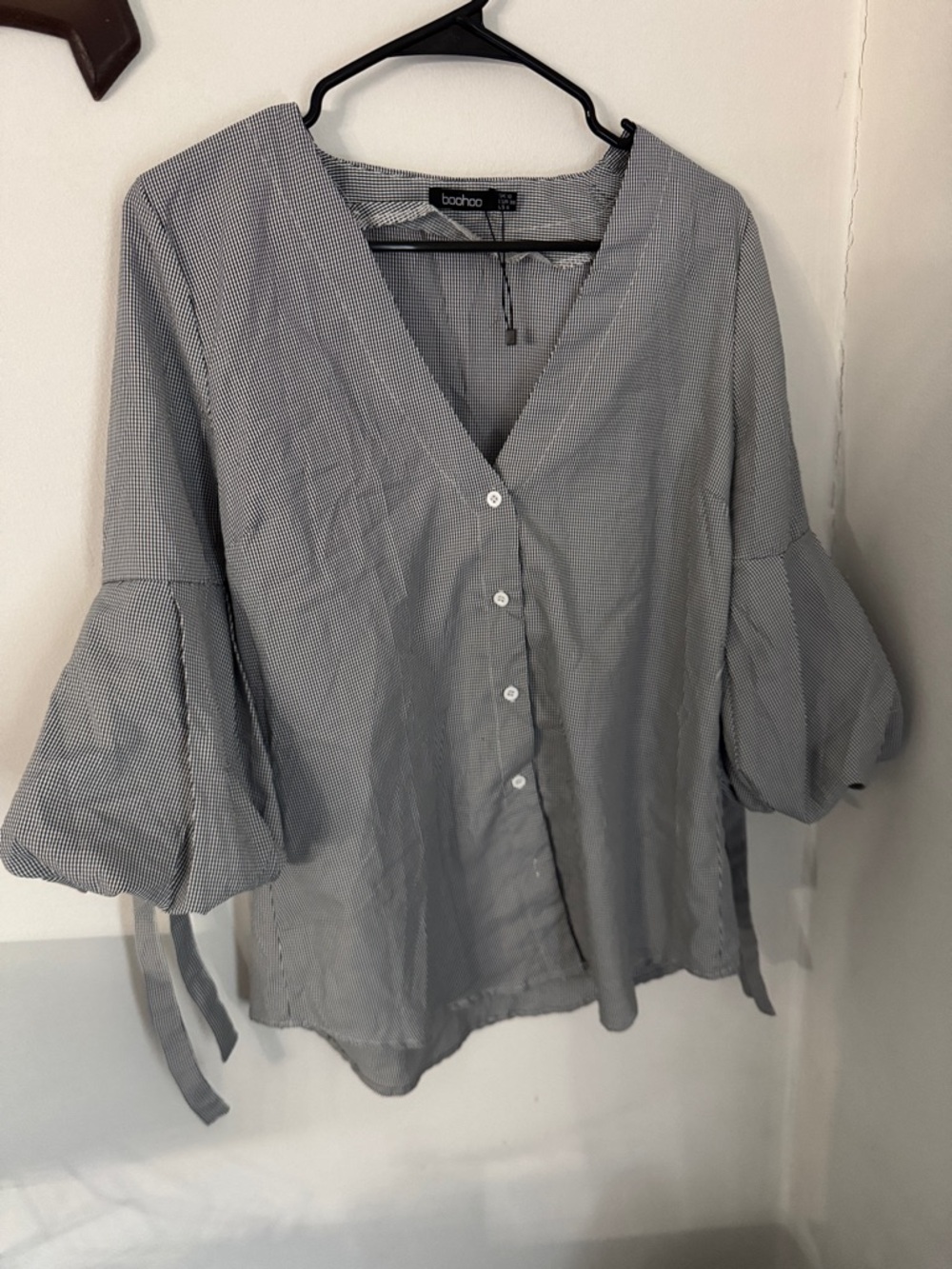 Boohoo Light Gray V-Neck Button Front Puff Sleeve Blouse